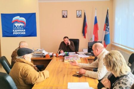 Глава администрации Волновахского района  27 января провел прием граждан - фотография 1