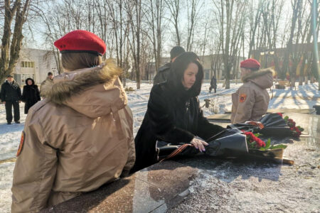Глава и замглавы администрации Волновахского района возложили цветы к вечному огню - фотография 1