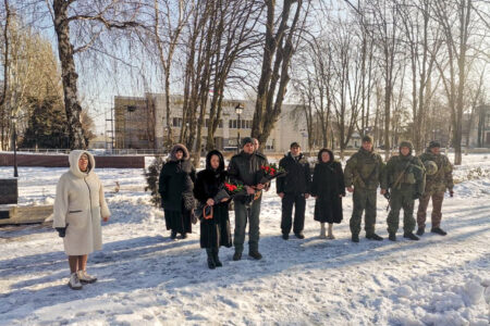 Глава и замглавы администрации Волновахского района возложили цветы к вечному огню - фотография 3