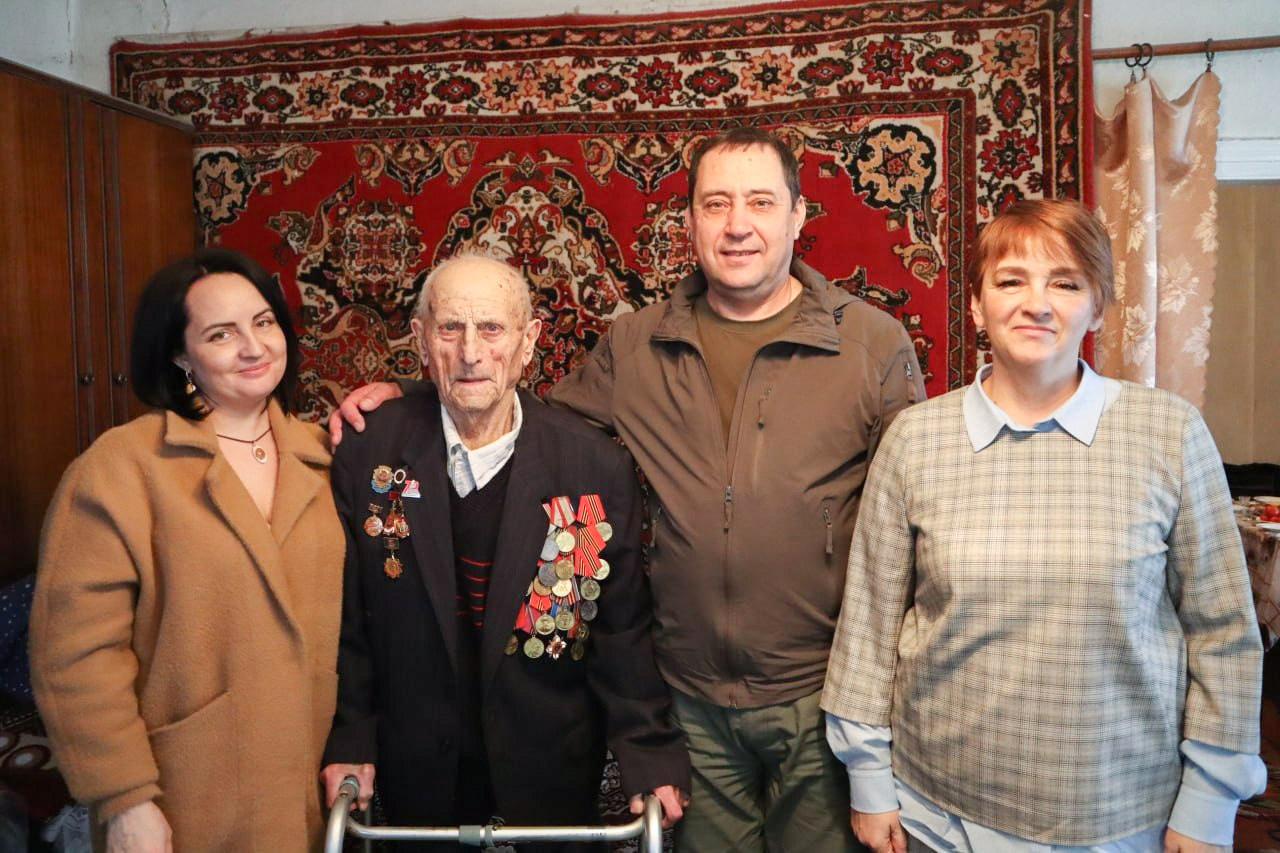 Глава и замглавы Волновахского района поздравили ветеранов Великой Отечественной войны с Днём защитника Отечества