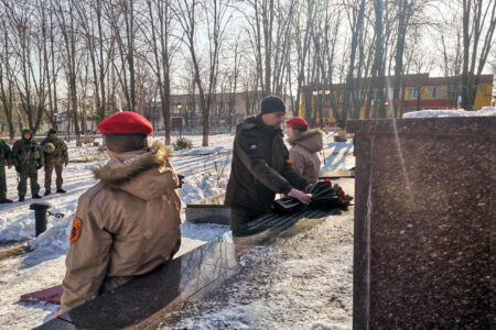 Глава и замглавы администрации Волновахского района возложили цветы к вечному огню - фотография 4