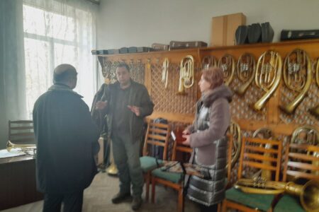 Вчера глава администрации Волновахского района провёл инспектирование по восстановительным работам в с. Златоустовка - фотография 2