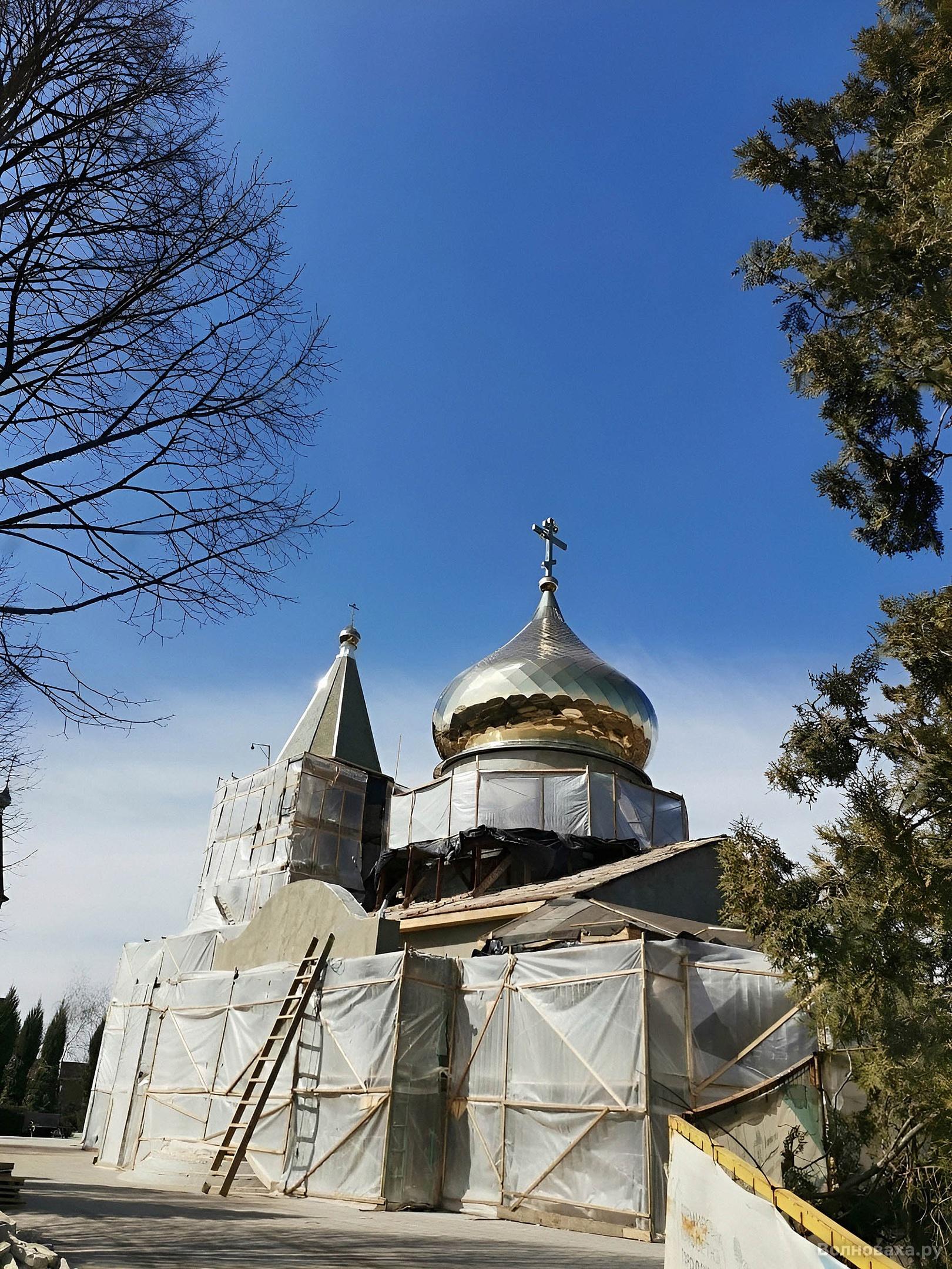 Восстановительные работы продолжаются: на Свято-Духовской храм в Волновахе установили золотые купола