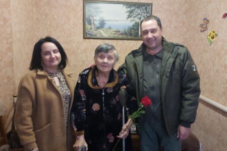 Администрация Волновахского района поздравила с наступающим Международным женским днем 8 Марта ветеранов ВОВ - фотография 1