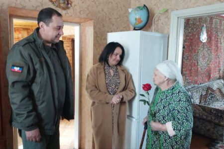 Администрация Волновахского района поздравила с наступающим Международным женским днем 8 Марта ветеранов ВОВ - фотография 3