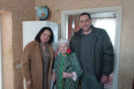 Администрация Волновахского района поздравила с наступающим Международным женским днем 8 Марта ветеранов ВОВ