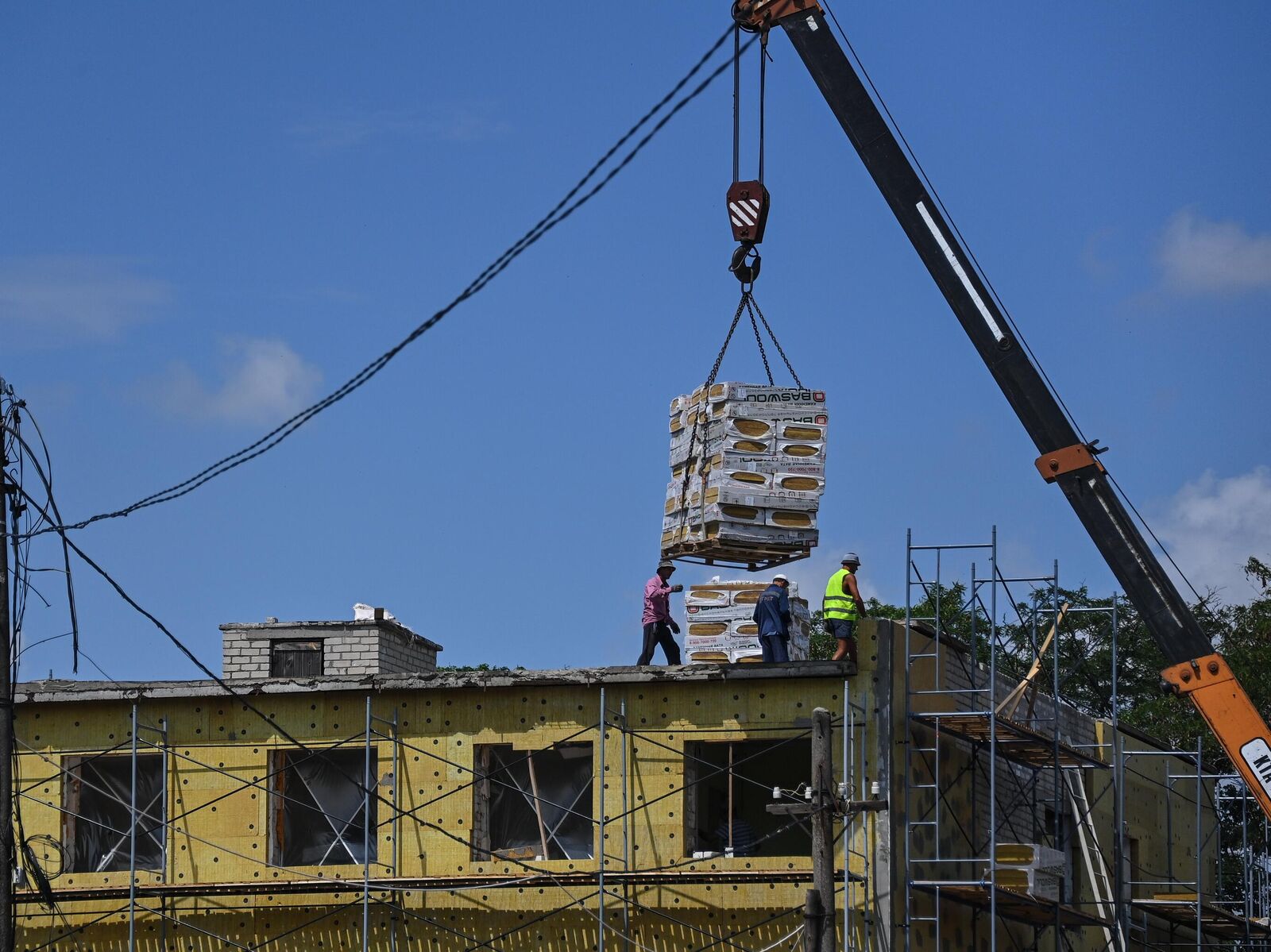 В Волновахе возводят новые жилые дома, ремонтируют дороги, восстанавливают разрушенные школы и детские сады