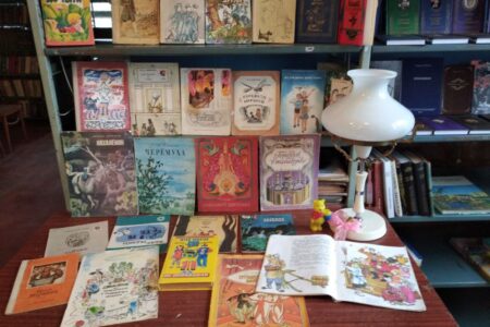 В Дмитровской сельской библиотеке оформлена книжная выставка посвященная международному дню детской книги
