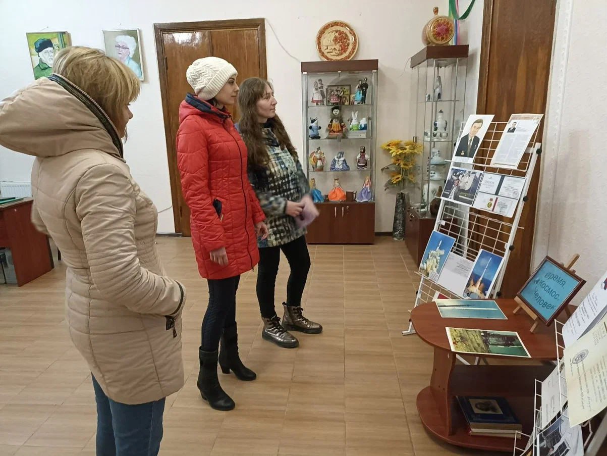 В Волновахском районном краеведческом музее открыта выставка «Время… Космос… Человек…»