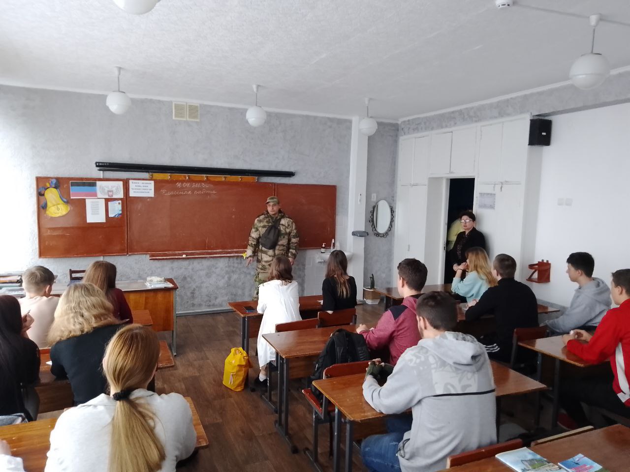 Сотрудники полиции провели профилактическую беседу со школьниками Волновахского района