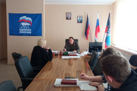 Константин Зинченко провел прием граждан совместно с представителями профильных управлений и отделов - фотография 1