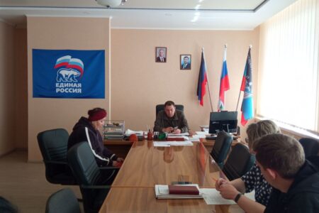 Константин Зинченко провел прием граждан совместно с представителями профильных управлений и отделов - фотография 2