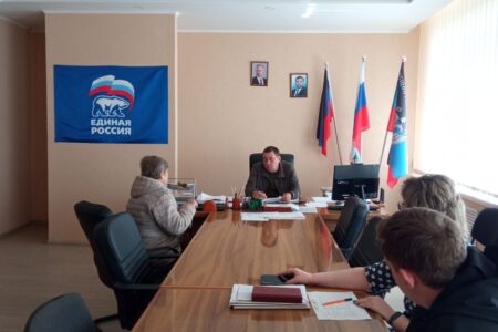 Константин Зинченко провел прием граждан совместно с представителями профильных управлений и отделов - фотография 4