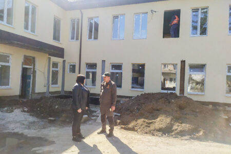 Константин Зинченко проверил ход восстановительных работ в Волновахской ЦРБ