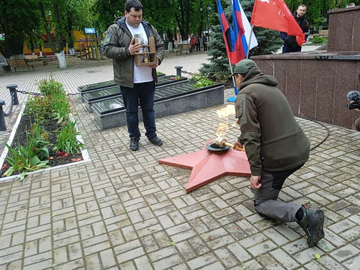 В Волновахе зажгли Вечный Огонь от огня Могилы неизвестного солдата на Красной площади