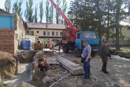 Константин Зинченко проверил ход восстановительных работ на объектах города