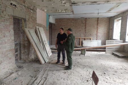 Константин Зинченко о проверил ход восстановительных работ Волновахской ЦРБ - фотография 4