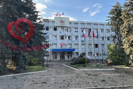 Обстрел здания городской администрации Волновахи: появились первые кадры последствий прилетов
