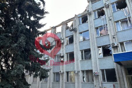 Сотрудники МЧС ДНР спасли трех человек заблокированных из-за обстрела в административном здании в Волновахе