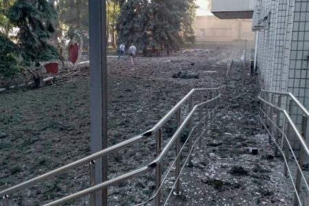 Обстрел здания городской администрации Волновахи: появились первые кадры последствий прилетов - фотография 11