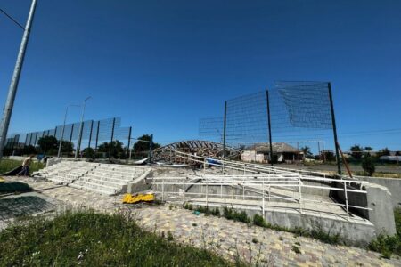 Ямальцы восстанавливают центральный стадион в Волновахе - фотография 6