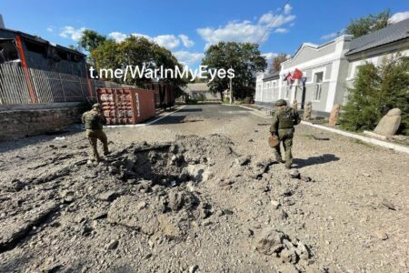 Последствия обстрела Волновахи из РСЗО «HIMARS»: шесть жителей пострадали в результате обстрела ВСУ - фотография 2