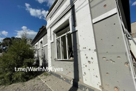 Последствия обстрела Волновахи из РСЗО «HIMARS»: шесть жителей пострадали в результате обстрела ВСУ - фотография 3